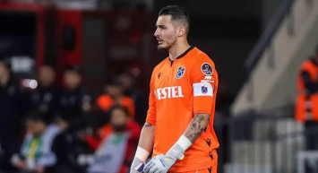 Trabzonspor kaptanı Uğurcan Çakır, Kayserispor taraftarlarının attığı yabancı maddelere çok sinirlendi! Taraftarlarından bu yapılanı unutmamalarını istedi