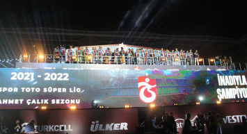 Trabzonspor şampiyonluk kupasını görkemli bir törenle aldı