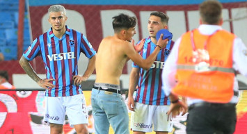 Trabzonsporlu Abdülkadir Ömür sahaya giren taraftarın kendisine gösterdiği tepki olayı ile ilgili olarak ilk kez konuştu! Yaptığı itiraflar büyük ses getirdi