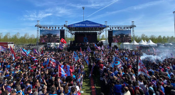 Trabzonspor'un Süper Lig şampiyonluğu İstanbul'da büyük bir coşkuyla kutlanıyor!