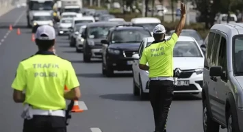 Trafikte Sert Fren! Hız Yapanın Ehliyeti Gidiyor, Saldırgana Rekor Ceza