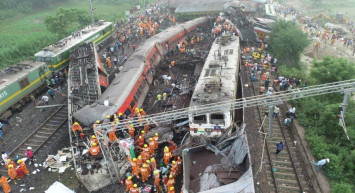 Tren kazası faciaya dönüştü: Ölü sayısı artıyor