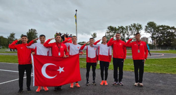 TSK Engelli Koşu Bayrak Takımı gururlandırdı: Kupayı kalıcı olarak yurda getirdiler