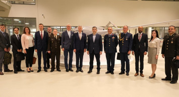 Tüm Dünyanın Gözü Kulağı SİHA'larda! O Ülkenin Savunma Bakanı Hayranlıkla İnceledi: ''Dünya Standartlarında''