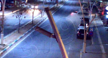 Tunceli'de otomobil park halindeki araçları biçti: O anlar kameralara yansıdı!