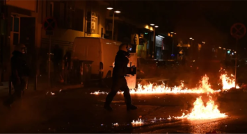 Türk Başkonsolosluğu'nda nöbet tutan polislere molotoflu saldırı!