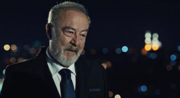 Türk dizilerinin efsane ismi Mehmet Ulay hayatını kaybetti