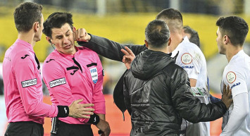 Türk Futbolunda utanç gecesi! Ankaragücü başkanı Halil Umut Meler'e yumruk atıldı