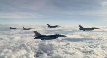 Türk jetlerinden gövde gösterisi: Yunan uçaklarına rağmen eğitimi tamamladılar