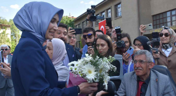 Türkiye tarihinin ilk başörtülü valisi: Kübra Güran Yiğitbaşı, Afyonkarahisar'da görevine başladı!