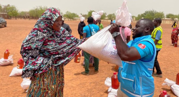 Türkiye'de üniversite okuyan Malili genç ülkesindeki yoksulların umutlarını yeşertti