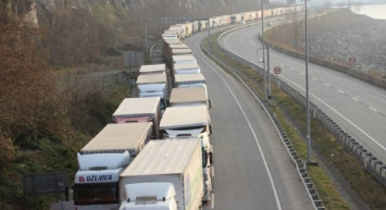 Türkiye'deki ticaretin akışı etkilendi: Türk TIR'ları Hamzabeyli'de uzun bekleyişte