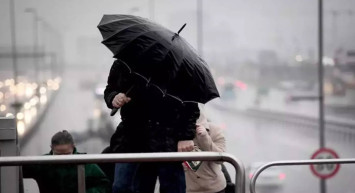 Türkiye’nin dört bir yanı fırtınaya teslim oldu: Çatılar havada uçuştu vatandaşlar ayakta duramadı