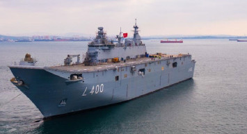 Türkiye'nin gururu: Çok Maksatlı Amfibi Gemi LHD ANADOLU'ya Türk bayrağı çekildi!