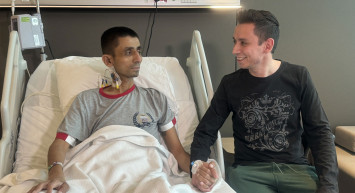 Türkiye’nin ilk robotik nakil ameliyatı gerçekleştirildi: Genç adam kardeşi sayesinde hayata yeniden tutundu!