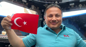 İlk Türk astronot Alper Gezeravcı ailesiyle kucaklaştı!