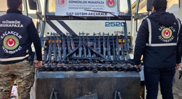 Türkiye'ye Giren Kamyonda Silah ve Şarjör Ele Geçirildi