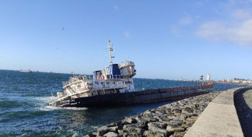 Tuzla'da Bir Gemi Karaya Oturdu