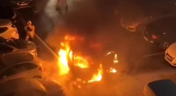 Tuzla'da otomobil birden alev aldı: Olay yerine birçok ekip sevk edildi