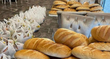 Ukrayna'da Azeri iş insanı halka ücretsiz ekmek ve yiyecek dağıttı! 'Türk her yerde Türk'