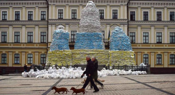 Ukrayna'da bulunan Kiev Prensesi Olga’nın heykeli kum torbalarıyla kapatılarak korumaya alındı