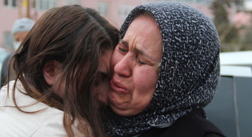 Ukrayna'da mahsur kalan Türk öğrenci ailesine kavuştu, annesi sevinç gözyaşlarına boğuldu!