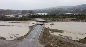 Ulaşımı tam anlamıyla felç etti: Yağışlar nedeniyle köprünün bir bölümü yıkıldı