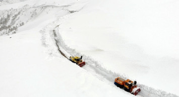 Muş'ta görenleri hayrete düşüren olay: 8 metre kar! Ülkemizin bir yanı bahar, bir yanı kar