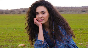 Ünlü Oyuncu Ebru Şahin’in Annesine Olan Benzerliği Hayranlarının Ağzını Açık Bıraktı!