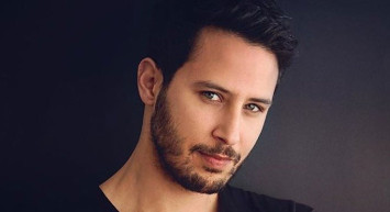 Ünlü oyuncu Tuan Tunalı'nın korku dolu anları! Köpeği sevmek isterken az kalsın gözünü kaybediyordu