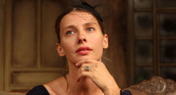 Ünlü Oyuncu Tuba Ünsal Başrolünde Olduğu Tiyatro Oyununda Sahnede Baygınlık Geçirerek Yürekleri Ağza Getirdi!