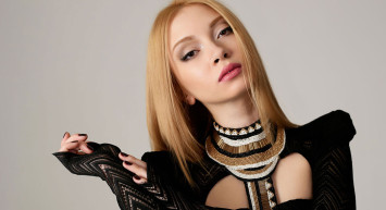 Ünlü Popçu Ece Seçkin Kalçasına Kadar Dekolte Giyince Takipçileri Tarafından Yorum Yağmuruna Tutuldu!