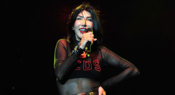 Ünlü Popçu Hande Yener Yaşadığı Sağlık Problemi Nedeniyle Sahneye Tekerlekli Sandalyeyle Çıkabildi!