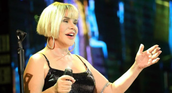 Ünlü Sanatçı Sezen Aksu Tepki Çeken Şarkı Sözlerinden Dolayı Evinin Önünde Protesto Edildi!