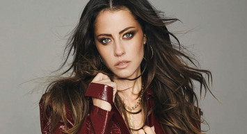 Ünlü Şarkıcı Derya Uluğ Yürekleri Ağza Getirdi! Başarılı Şarkıcı Yoğun Bakıma Kaldırıldı