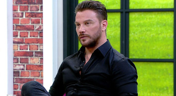 Ünlü Şarkıcı Sinan Akçıl Eski Komşusu Erkan Petekkaya’nın Hiç Bilinmeyen Yönlerini İfşaladı!