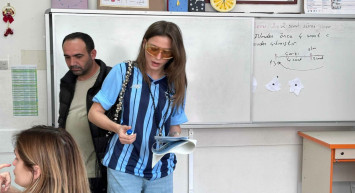 Ünlüler 31 Mart’ta sandık başında: Serenay Sarıkaya, Adana Demirspor formasıyla oy kullandı