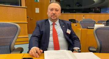 Uşak Belediye Başkanı Özkan Yalım kimdir, hangi görevlerde bulundu?