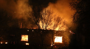 Uşak'ta Çıkan Yangında 2 Ev 1 Ahır Kullanılmaz Hale Geldi