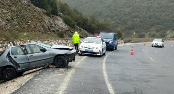 Uşak'ta Trafik Kazası: 3 Yaralı