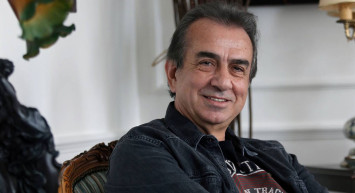 Usta oyuncu Erhan Yazıcıoğlu'nun katıldığı programda yaptığı itiraf gündeme bomba gibi düştü: Kızımın dışkısını yedim