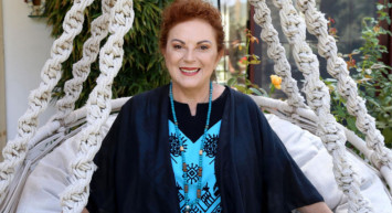 Usta tiyatrocu Derya Alabora'ın katıldığı bir Youtube programında cinsel ilişki sorusuna verdiği yanıt sosyal medyada olay oldu