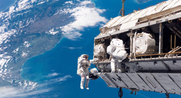 Uzay filmlerinde görülecek olay: Mekik arızalandı, 2 astronot uzayda mahsur kaldı