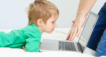 Uzman isim ara tatil için anne ve babaları uyardı: Çocuklarınızı ekrandan uzat tutmak için bunları yapın