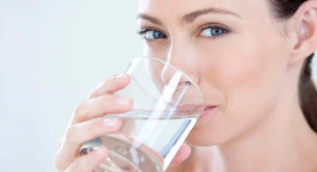 Uzmanlar uyarıyor! Suyu asla bu şekilde içmeyin! Kanser ve kısırlık yapıyor