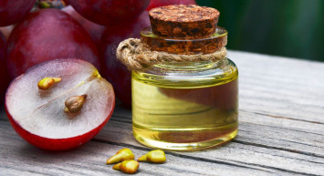 Üzüm çekirdeği yağı ne işe yarar, nasıl kullanılır? Saç ve cilt için mucizeler yaratan üzüm çekirdeği yağının faydaları