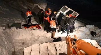 Van-Hakkari karayolunda çığ felaketi: Yolcu minibüsüne çığ düştü, 1 ölü!