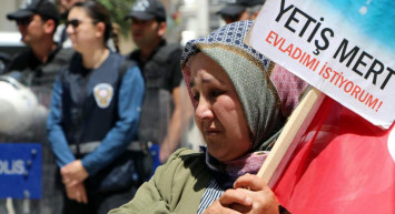 Van'da evlat nöbetindeki anne yürekleri yaktı: "Bayram geldi gitti, hep gözümüz yolda"