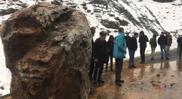 Van'da heyelan meydana geldi: Dev kaya parçalarının düştüğü yol ulaşıma kapandı!