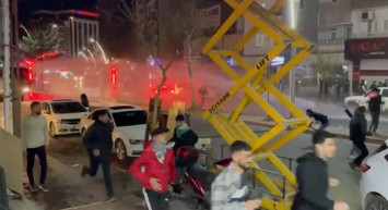 Van'dan sonra Batman'da da ortalık alevlendi: Terör örgütü yandaşları polise saldırdı